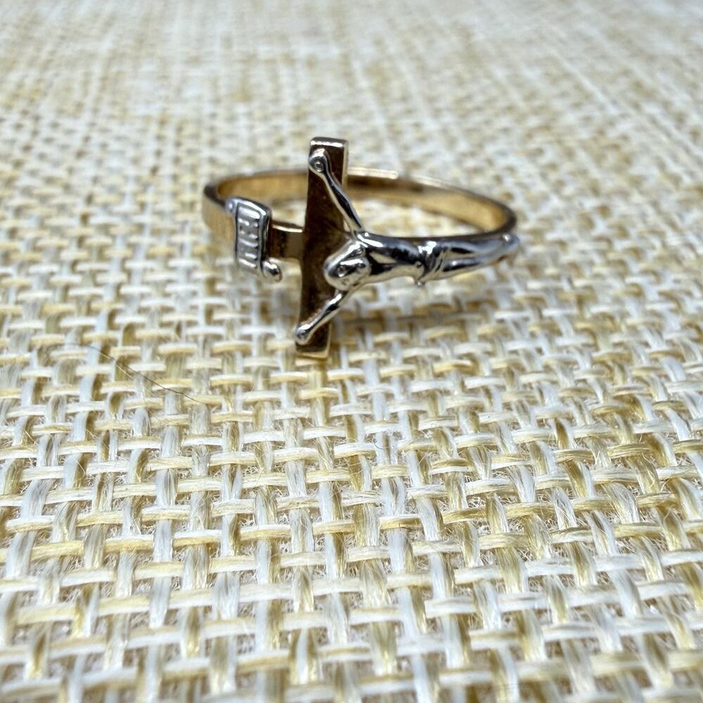 Vintage 10K Yellow Gold Ladies Jesus on the Cross Crucifix Band Ring Size 5.5 - Picture 2 of 11